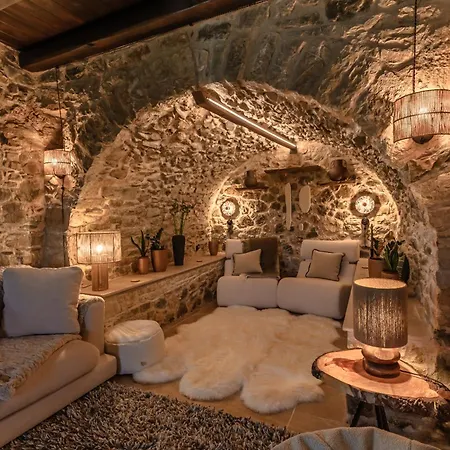 ヴィラ La De Madeleine - Stone With Outdoor Hot Tub In Arcadia, Peloponnese *