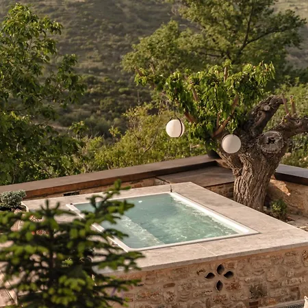La De Madeleine - Stone With Outdoor Hot Tub In Arcadia, Peloponnese Villa
