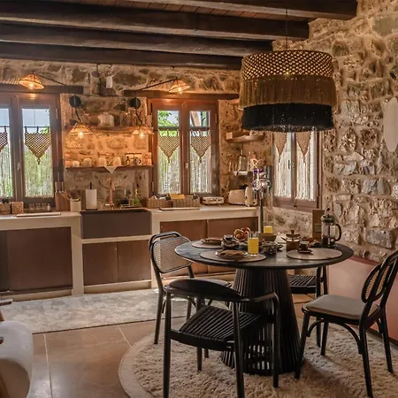 La De Madeleine - Stone With Outdoor Hot Tub In Arcadia, Peloponnese Villa