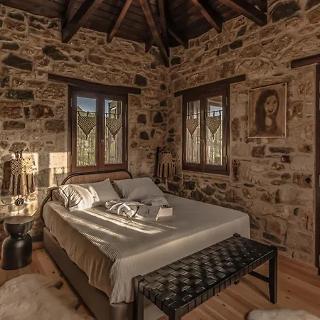 Villa La De Madeleine - Stone With Outdoor Hot Tub In Arcadia, Peloponnese