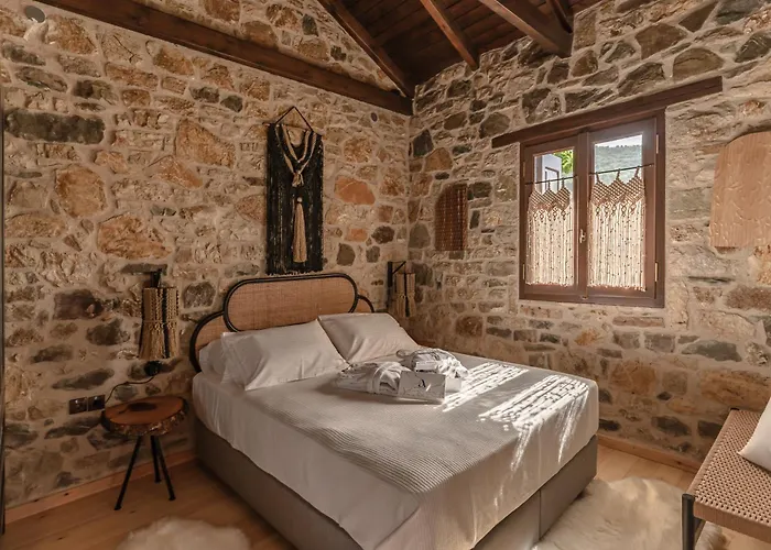 La De Madeleine - Stone With Outdoor Hot Tub In Arcadia, Peloponnese Villa *