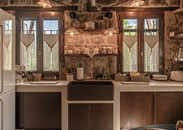 Villa La De Madeleine - Stone With Outdoor Hot Tub In Arcadia, Peloponnese *